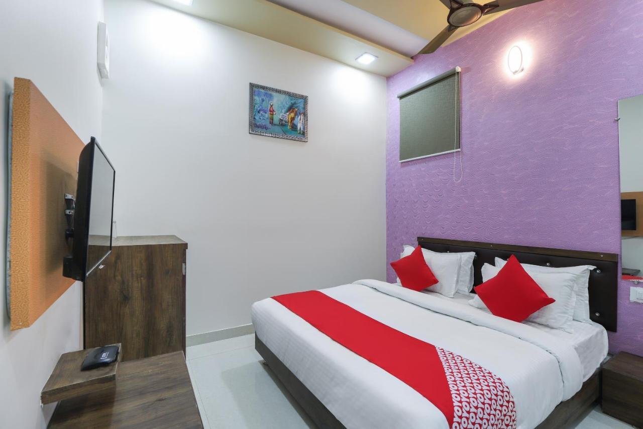 Oyo 47110 Hotel Royal Palace Naroda Εξωτερικό φωτογραφία
